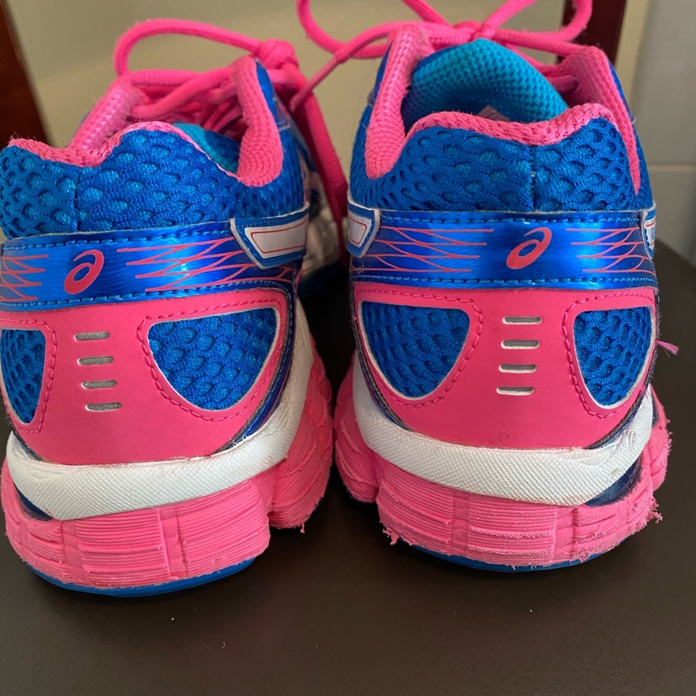 ASICS running shoes - Picture 3 of 5